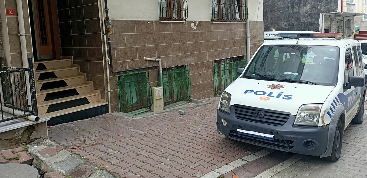 İstanbul’da dehşet anları: Kızı tarafından bıçaklanan kadın kendini sokağa atarak kurtardı