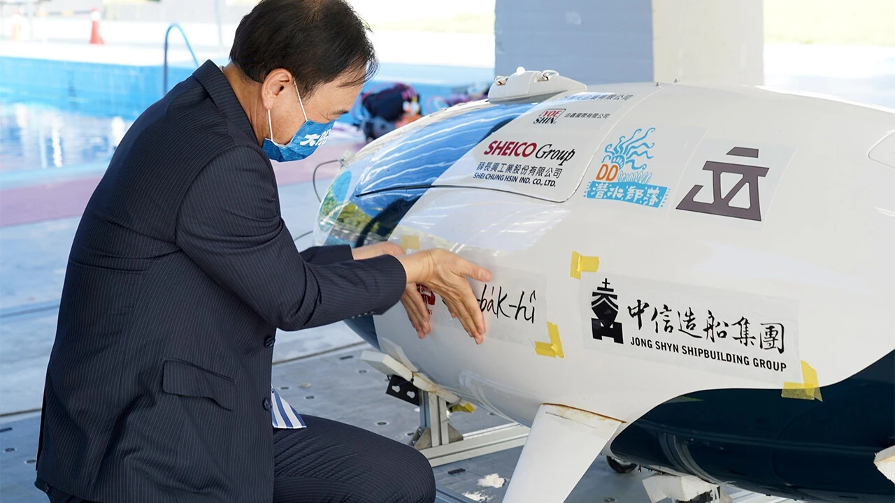 Tayvanlı öğrencilerden insan gücüyle çalışan denizaltı aracı