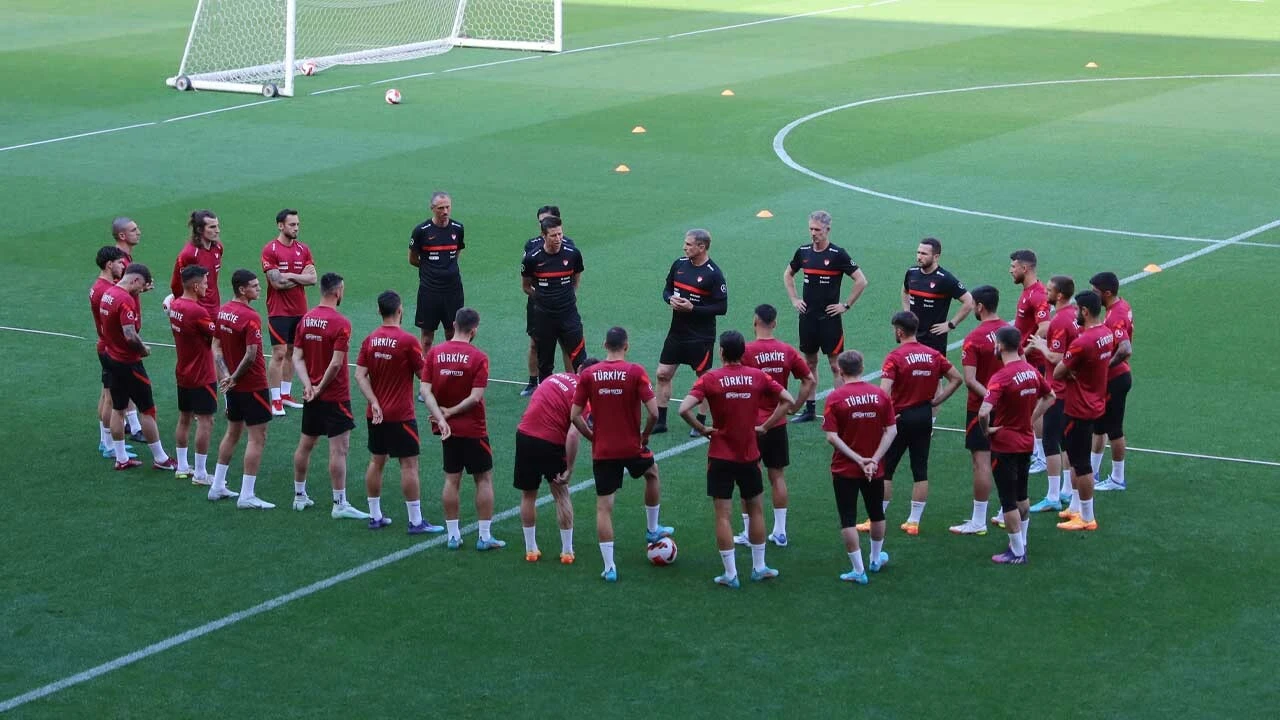 A Millilerin rakibi Türkiye'ye gelemedi: Uçaktan inip maça çıkacaklar!