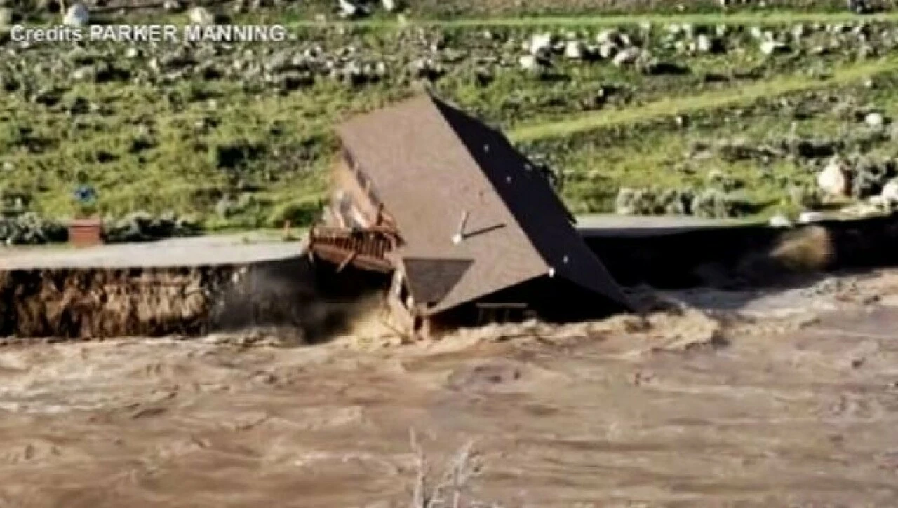 Bir yanda şiddetli yağışlar bir yanda sıcaklık: 500 bin ev elektriksiz kaldı