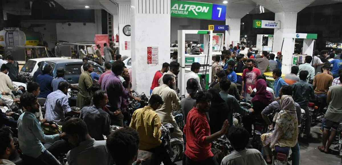 Pakistan'da zam öncesi akaryakıt istasyonlarında uzun kuyruklar oluştu
