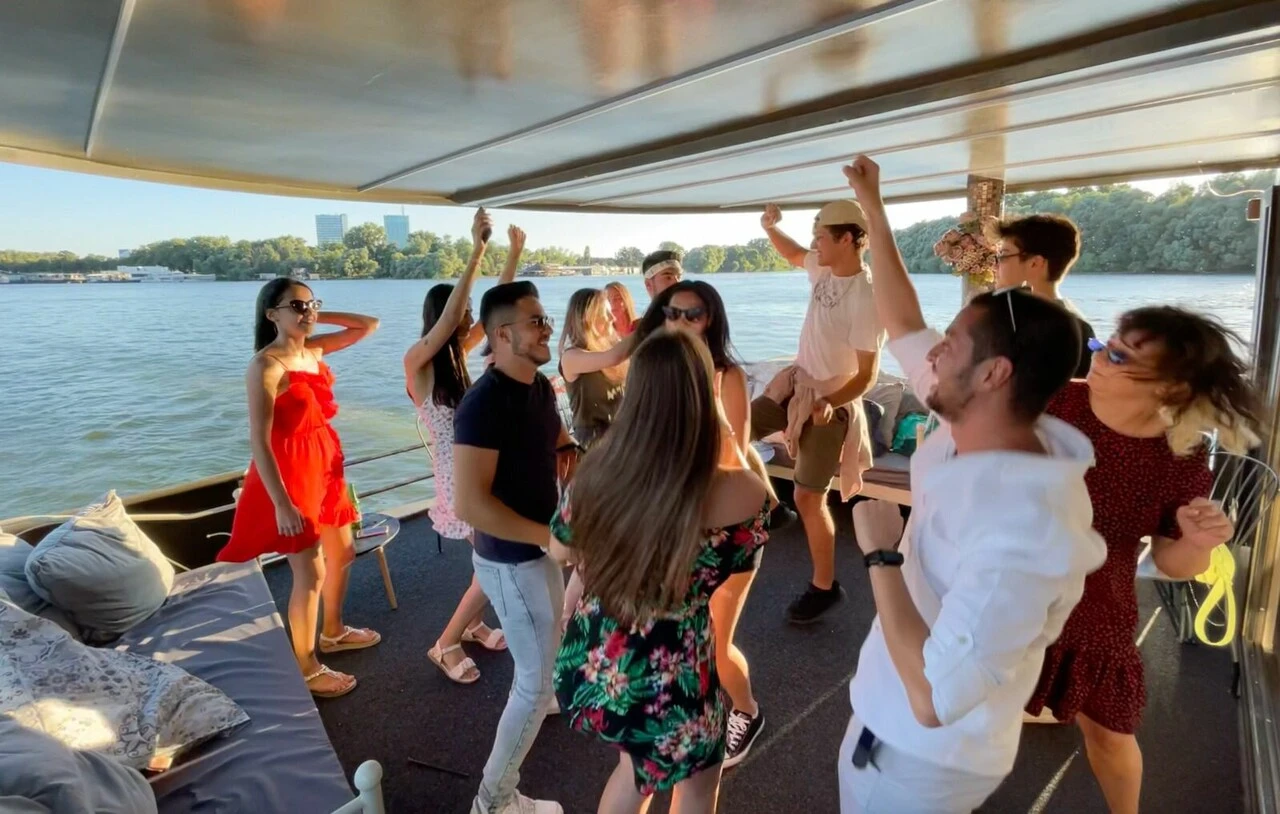 Cihan Tuna Arslan 33. yaş gününü takipçileri ile Belgrad’da kutladı