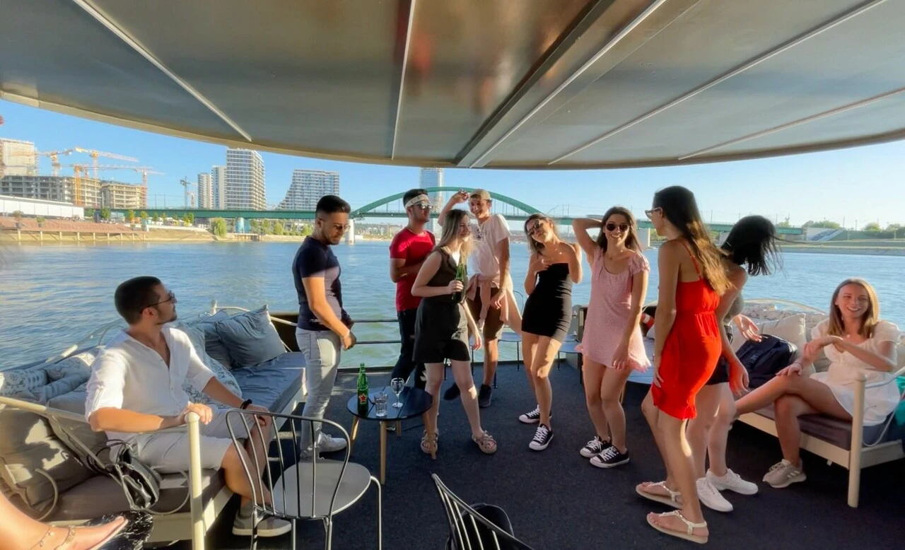 Cihan Tuna Arslan 33. yaş gününü takipçileri ile Belgrad’da kutladı