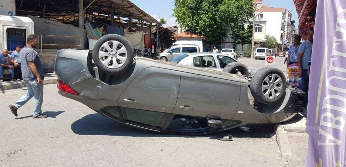 Ölümden kıl payı kurtuluş kamerada! Arabanın altında kalmaktan son anda kurtuldular