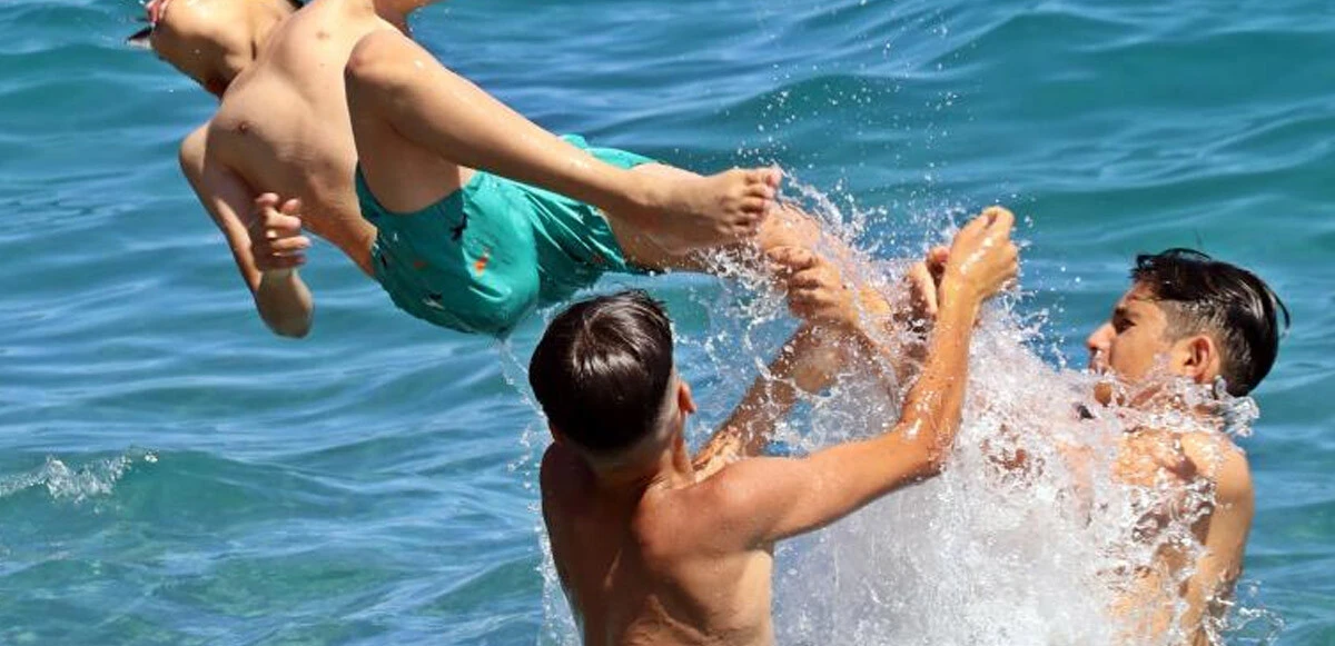 Karnesini alan denize koştu, dünyaca ünlü sahil çocuklarla doldu