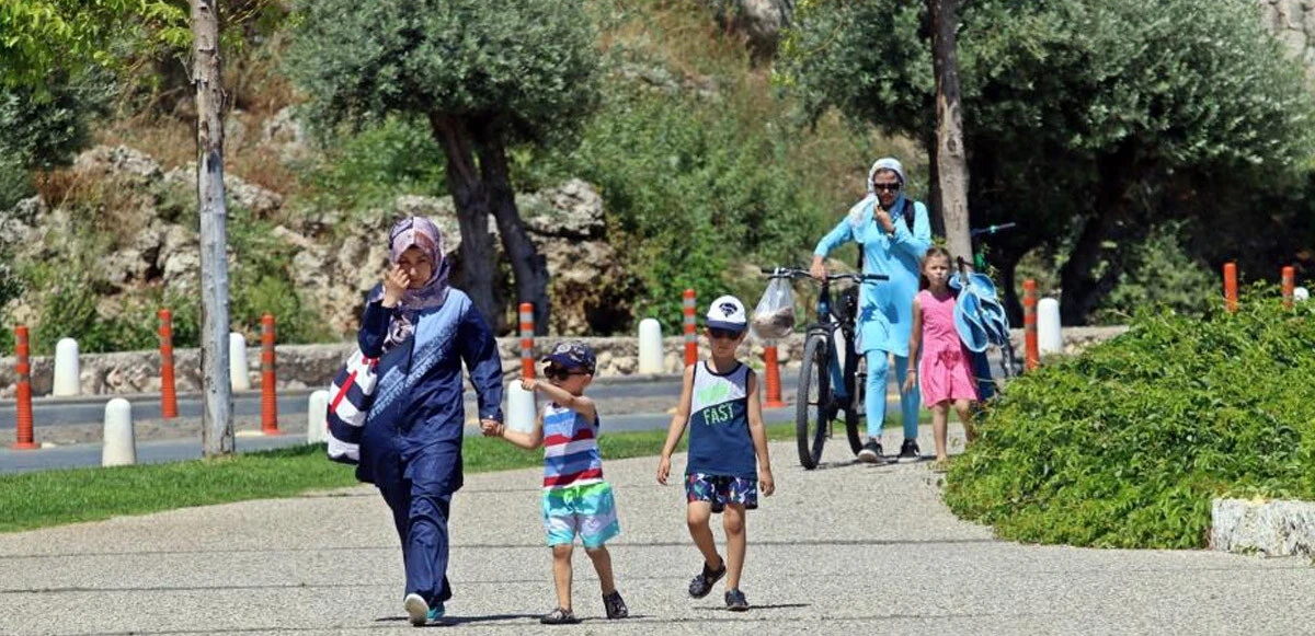 Karnesini alan denize koştu, dünyaca ünlü sahil çocuklarla doldu