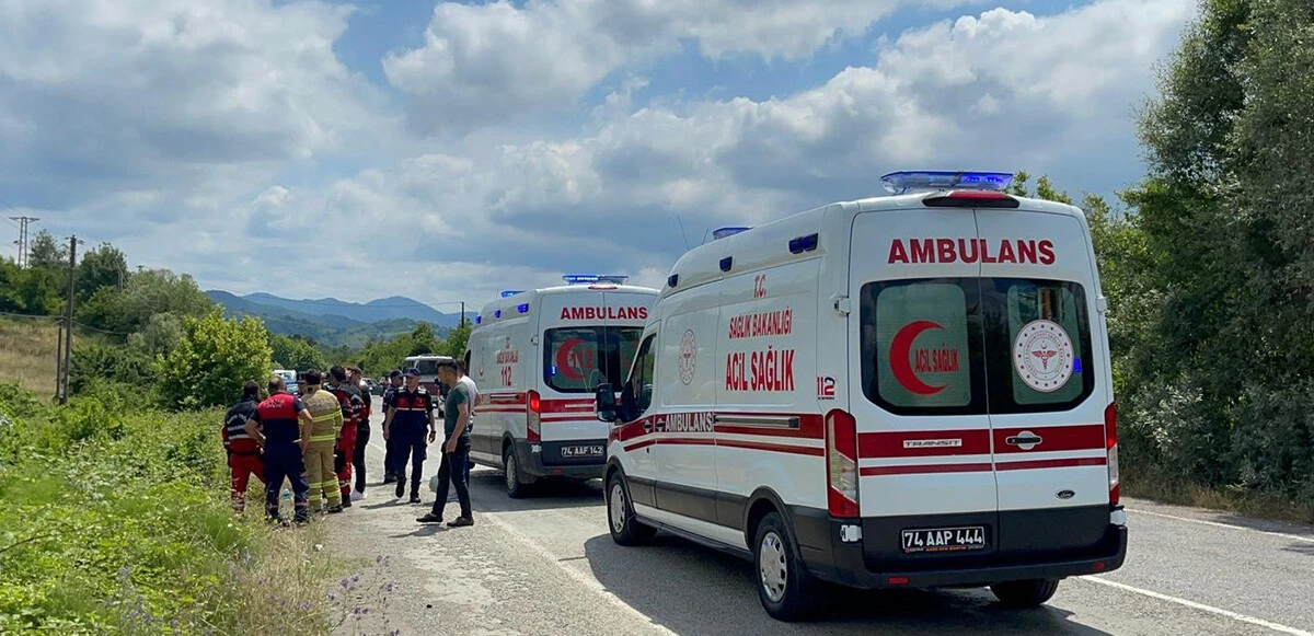 Otomobil kontrolden çıkıp şarampole devrildi: 9 yaralı