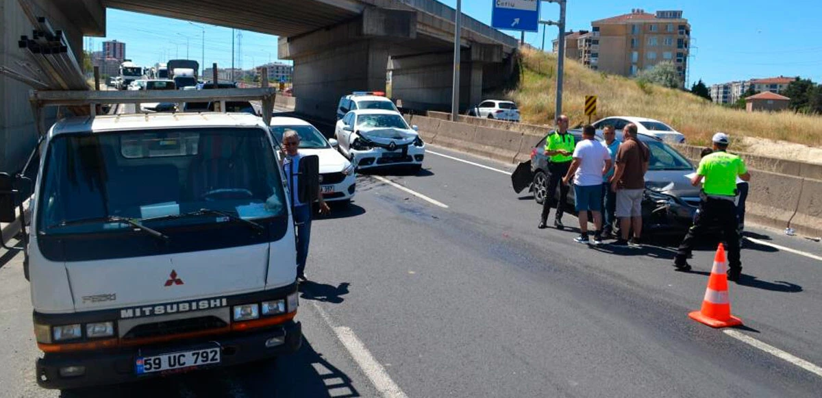 Kamyonet kasasından fırlayan demirler araçların üstüne yağdı
