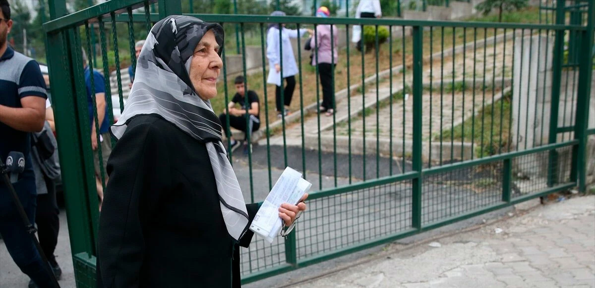 Güneş nine sınav heyecanını 84 yaşında tattı! Kazanırsa o da üniversiteli olacak