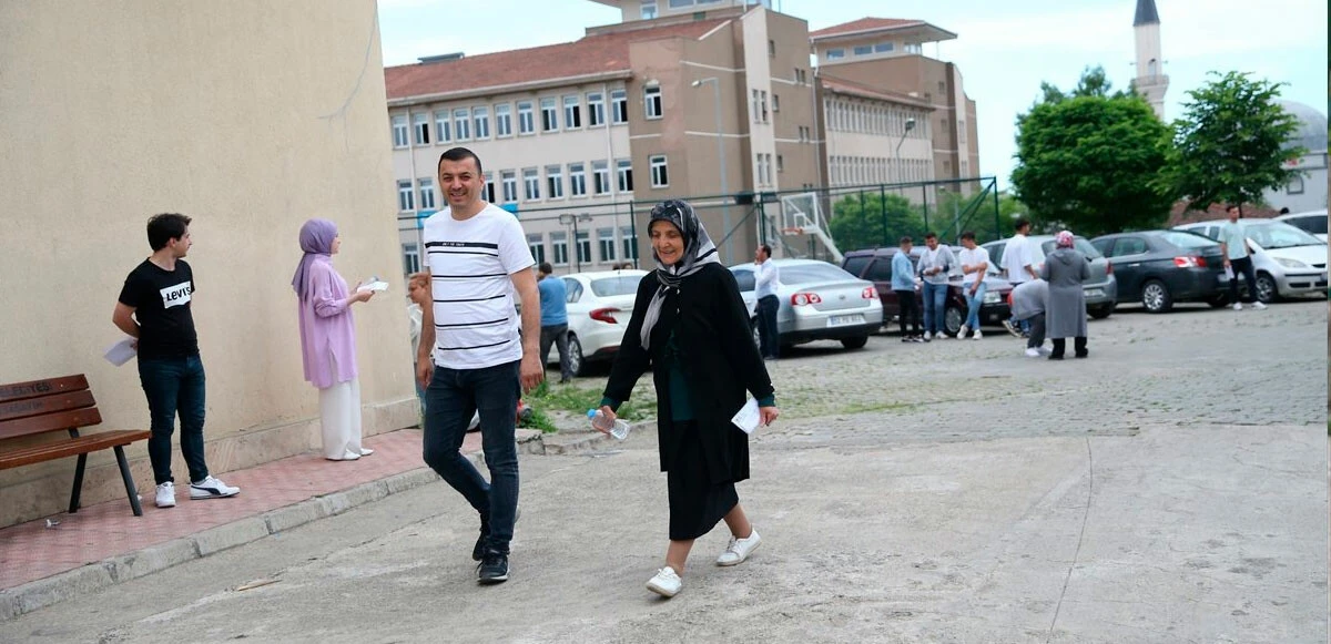 Güneş nine sınav heyecanını 84 yaşında tattı! Kazanırsa o da üniversiteli olacak