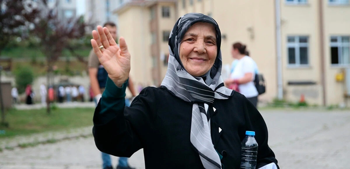 Güneş nine sınav heyecanını 84 yaşında tattı! Kazanırsa o da üniversiteli olacak