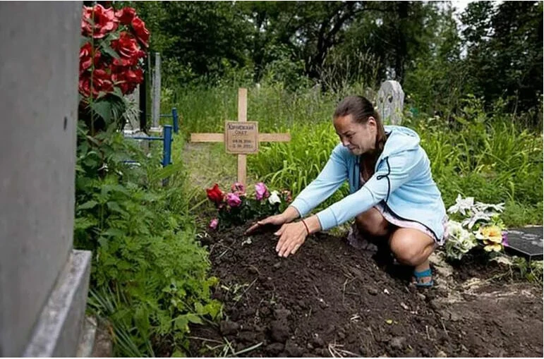 Son pozu ölmeden saatler önce annesine topladığı çiçeklerleydi! 6 yaşında hayatını kaybetti