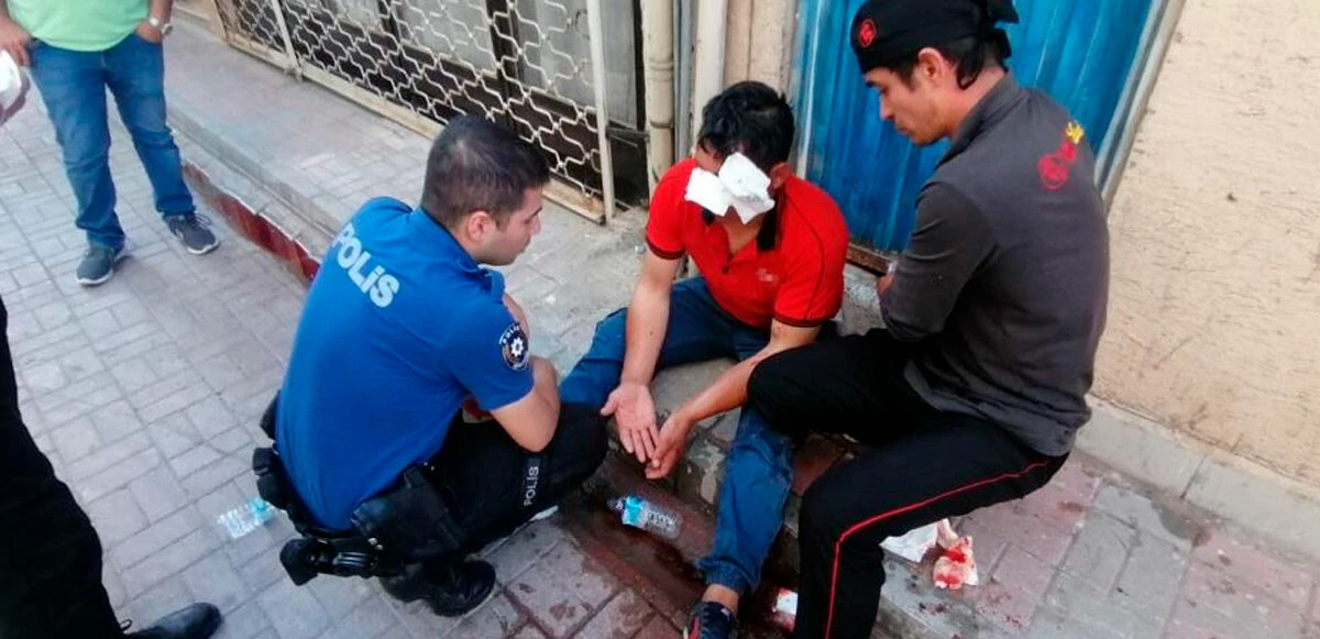 Öfkeli kalabalık tacizciyi doğduğuna pişman etti: Polis ölümün kucağından aldı