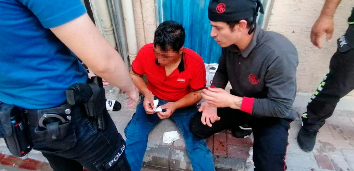 Öfkeli kalabalık tacizciyi doğduğuna pişman etti: Polis ölümün kucağından aldı