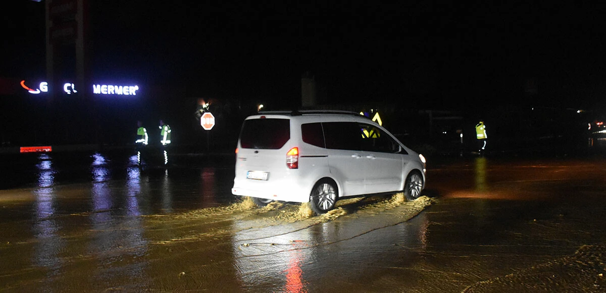 Afyonkarahisar’da sel! Ankara kara yolu sular altında kaldı