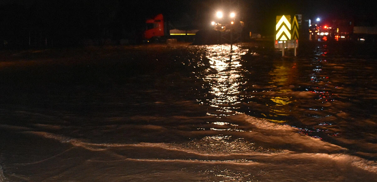Afyonkarahisar’da sel! Ankara kara yolu sular altında kaldı