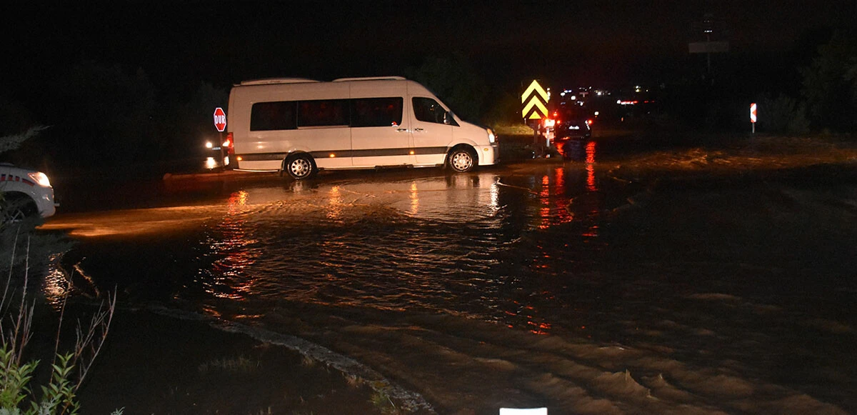 Afyonkarahisar’da sel! Ankara kara yolu sular altında kaldı