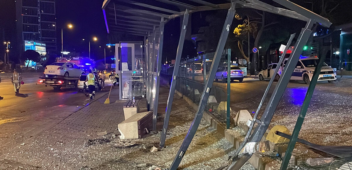 Kadıköy’de makas atan sürücü kazaya sebep oldu! Otomobil otobüs durağına daldı