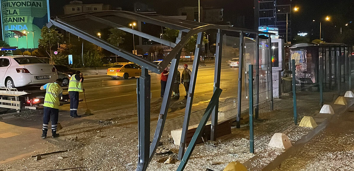 Kadıköy’de makas atan sürücü kazaya sebep oldu! Otomobil otobüs durağına daldı