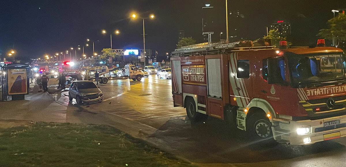 Kadıköy’de makas atan sürücü kazaya sebep oldu! Otomobil otobüs durağına daldı