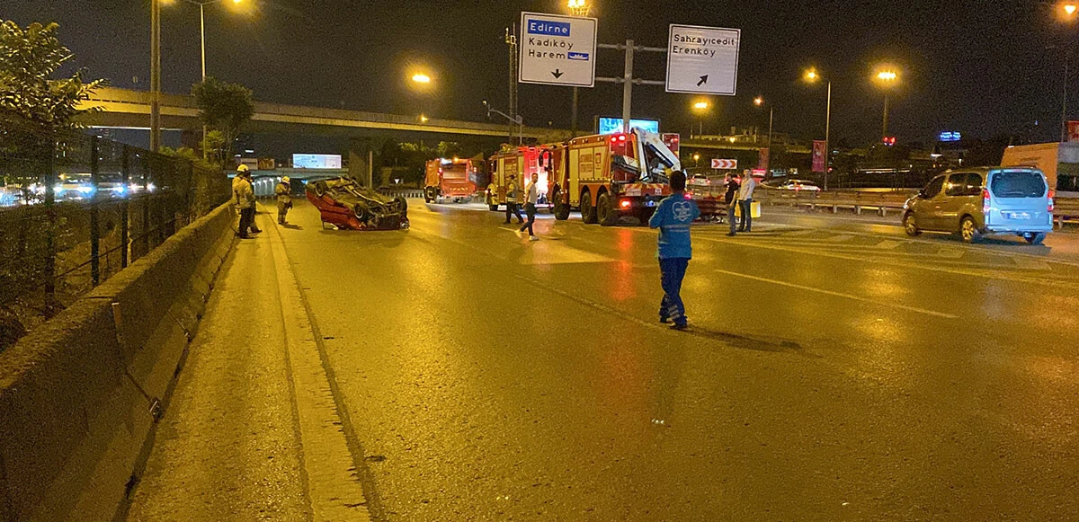 Kadıköy’de makas atan sürücü kazaya sebep oldu! Otomobil otobüs durağına daldı