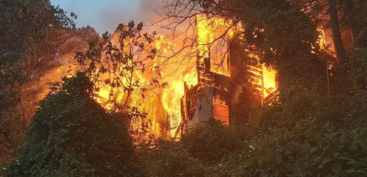 Üsküdar'da ahşap binada korkutan yangın! Ormana sıçraması engellendi