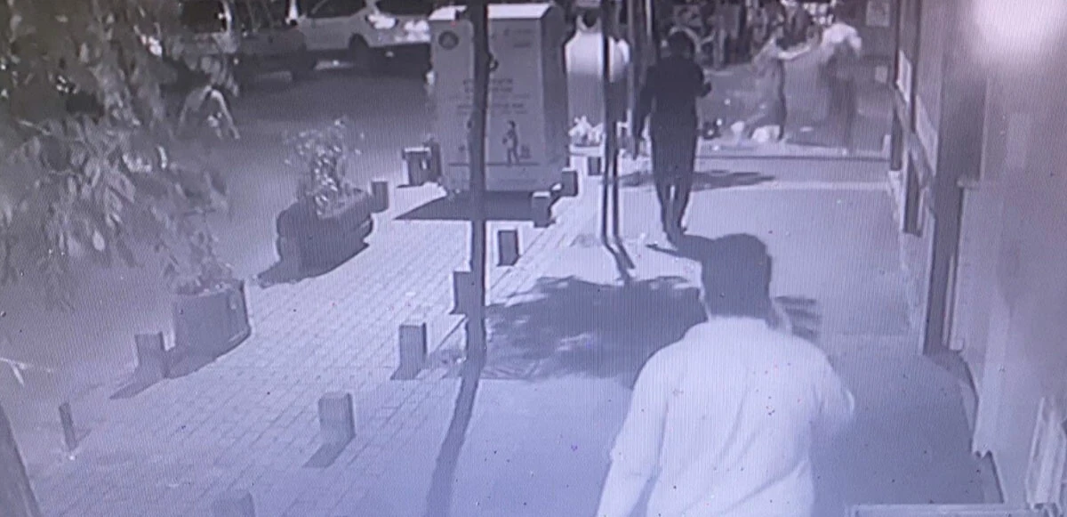 İstanbul’da bir garip olay! Yolda yürüyen kadına tokat attı, dayak yedi