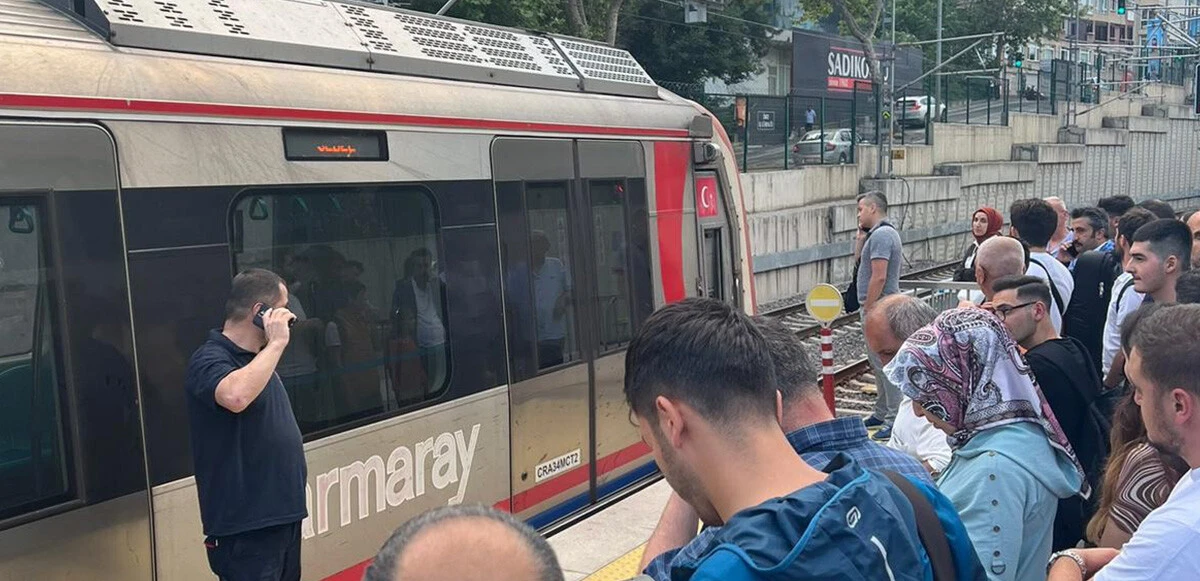 Marmaray'da raylara atlayan genç hayatını kaybetti