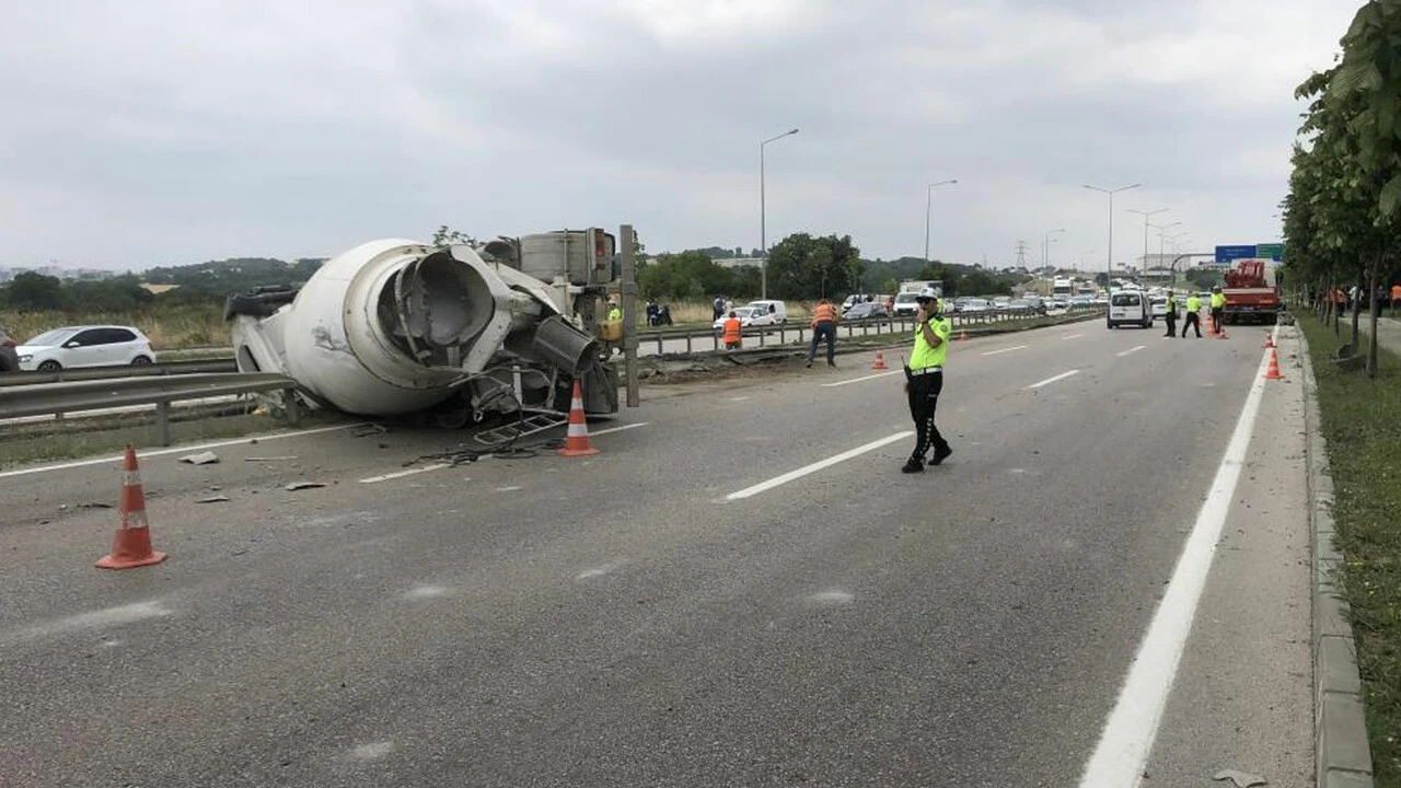 Karşı şeride geçen beton mikseri otomobili biçti: 4 ölü 2 yaralı