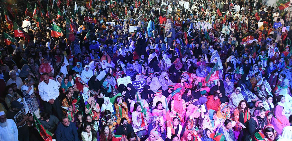 Pakistan’da halk enflasyonu protesto etmek için sokağa indi! Imran destekçileri meydanları doldurdu