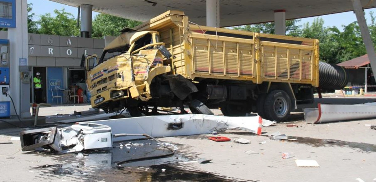 Facianın eşiğinden dönüldü! Kamyon akaryakıt istasyonuna daldı: 5 yaralı