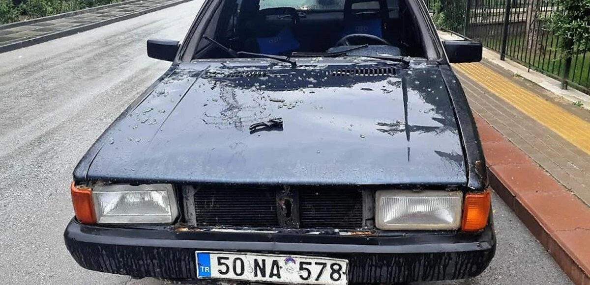 Kız arkadaşının bulunduğu otomobile taş ve sopayla saldırdı: Sen benim 20 yıllık karımsın