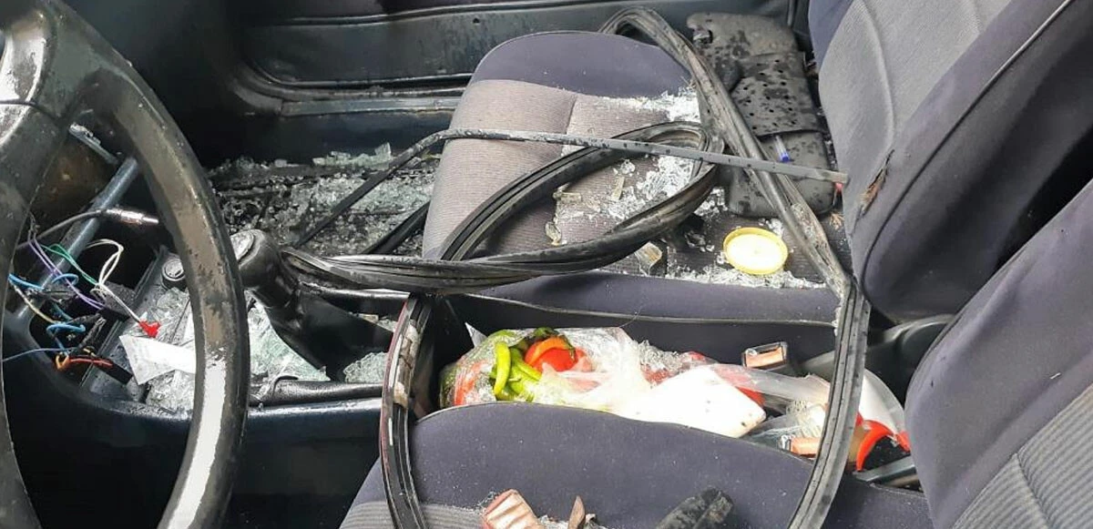 Kız arkadaşının bulunduğu otomobile taş ve sopayla saldırdı: Sen benim 20 yıllık karımsın