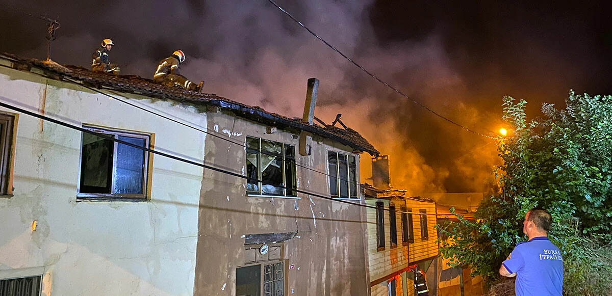 Bursa’da tekstil atölyesinde yangın çıktı! 2 ev kül oldu