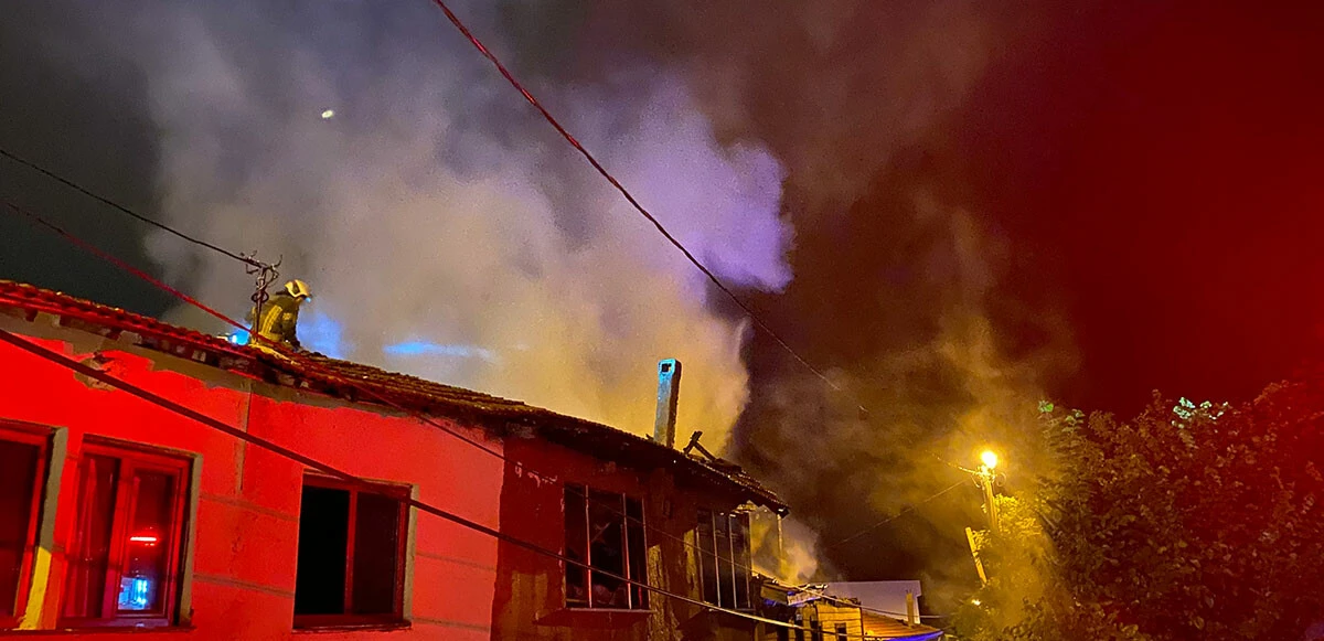 Bursa’da tekstil atölyesinde yangın çıktı! 2 ev kül oldu