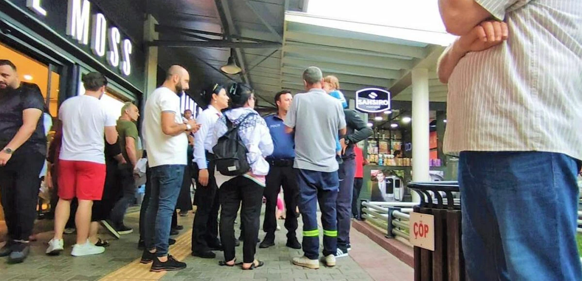 Kadın mağazasında 'İçeriyi mi gözetliyorsun' kavgası