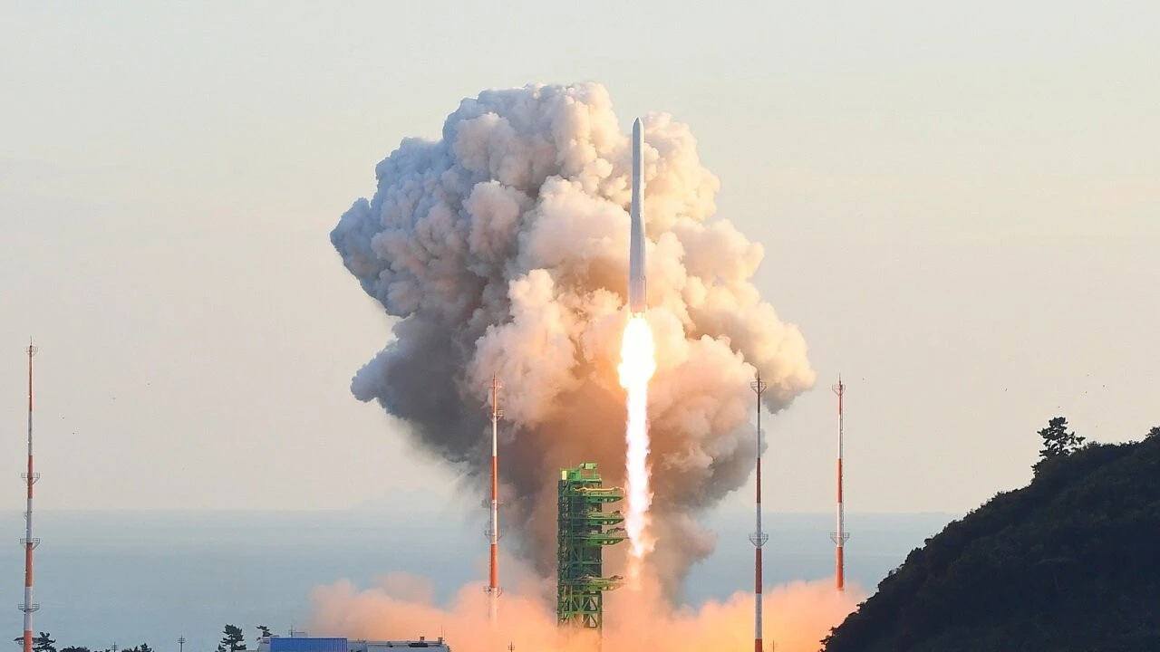 İlk atışta başarısız olan Güney Kore yerli roketi ‘Nuri’yi yeniden uzaya fırlattı