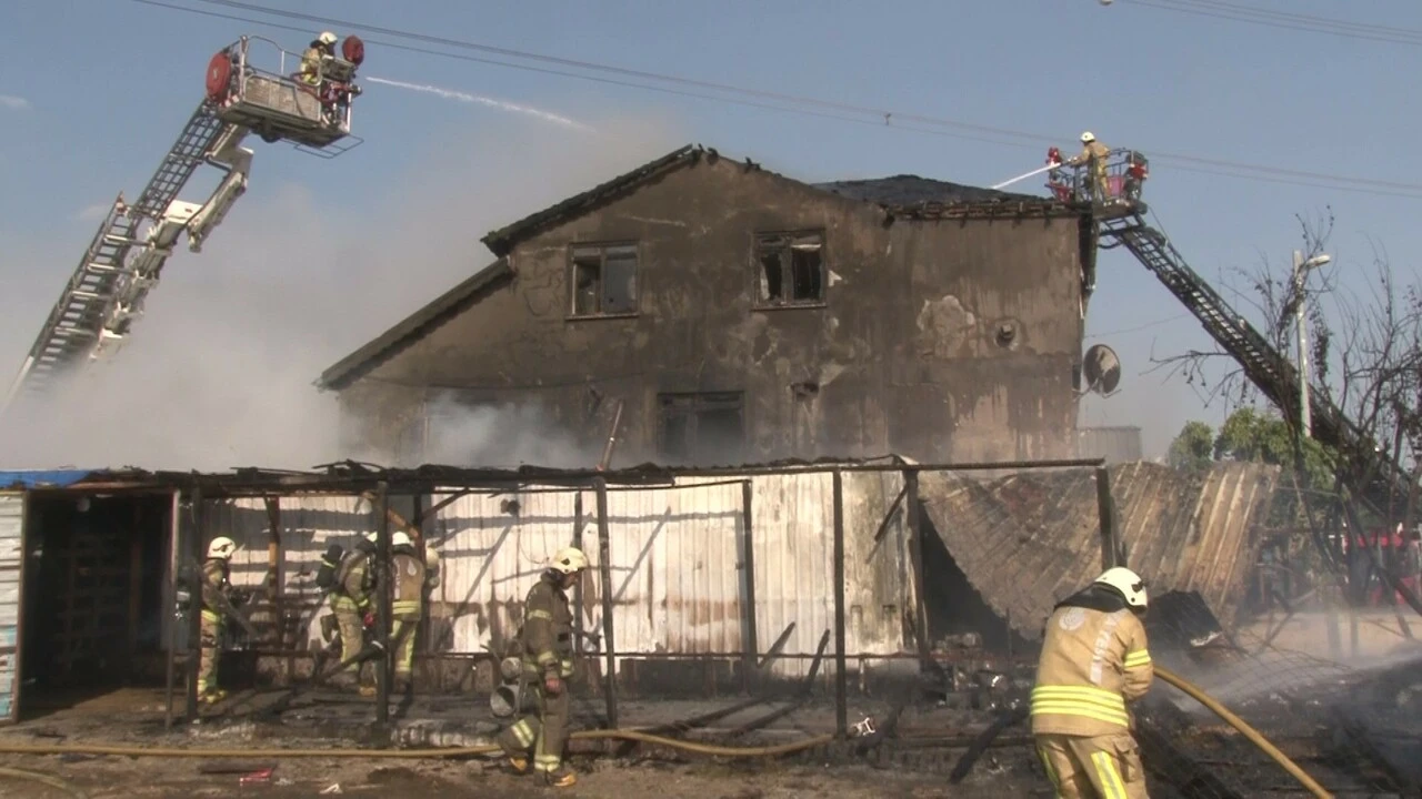 Son dakika! Tuzla'da fabrikada korkutan yangın