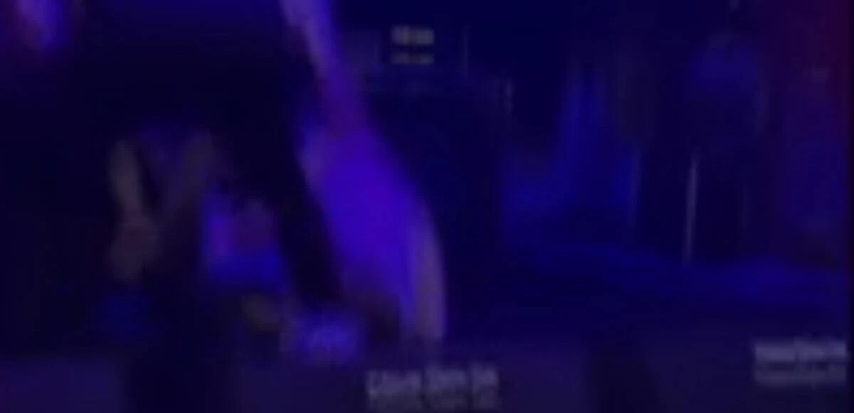 Hayranı Rapçi Uzi’nin üzerine atladı! Yere düşen Uzi sahneyi terk etti