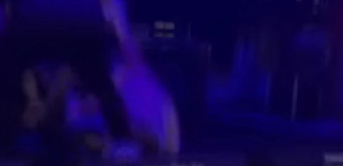 Hayranı Rapçi Uzi’nin üzerine atladı! Yere düşen Uzi sahneyi terk etti