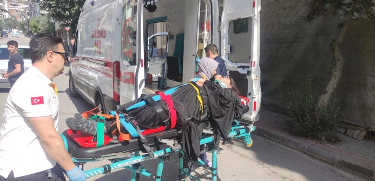 Eşi ve çocuğunun gözü önünde otomobil çarptı