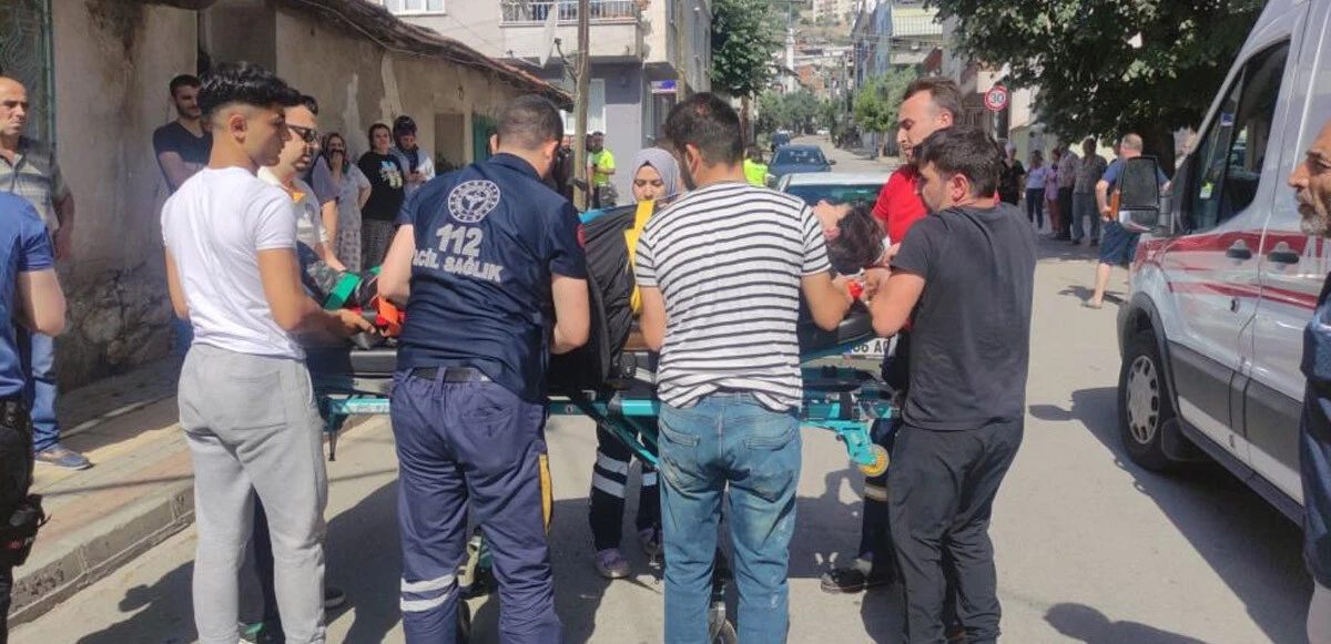 Eşi ve çocuğunun gözü önünde otomobil çarptı