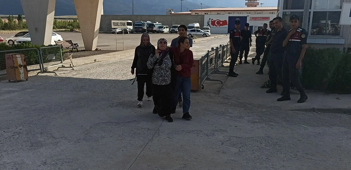 Konya’da şiddet gördüğü eşini öldüren Fatma Koç tahliye edildi! Kayınvalidesi gözyaşları içinde teselli etti, alkış ve çiçekle karşılandı