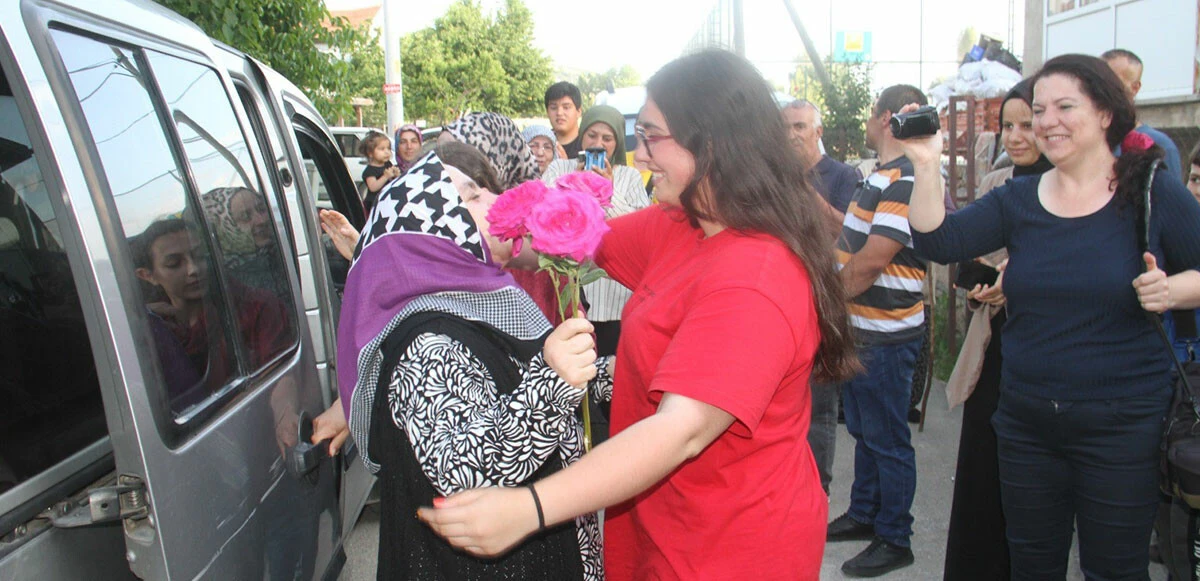 Konya’da şiddet gördüğü eşini öldüren Fatma Koç tahliye edildi! Kayınvalidesi gözyaşları içinde teselli etti, alkış ve çiçekle karşılandı