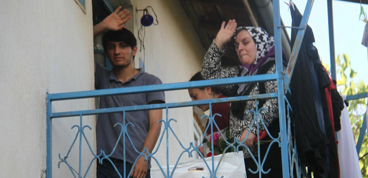 Konya’da şiddet gördüğü eşini öldüren Fatma Koç tahliye edildi! Kayınvalidesi gözyaşları içinde teselli etti, alkış ve çiçekle karşılandı