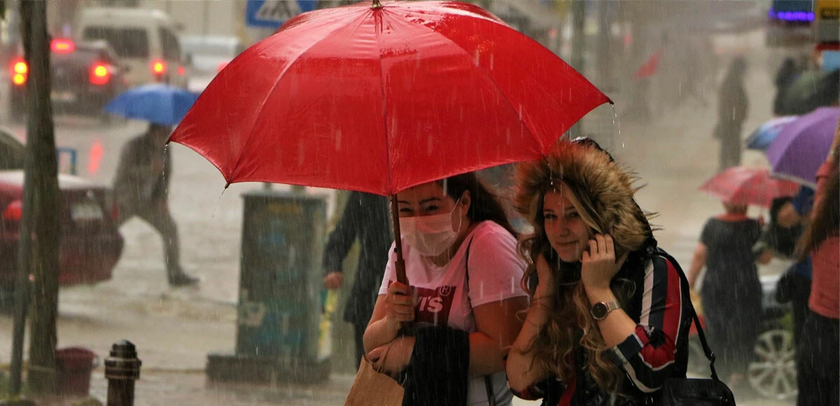 Meteoroloji İstanbul için saat verdi: Yağışlar geri dönüyor! Sıcaklık 5 derece birden düşecek
