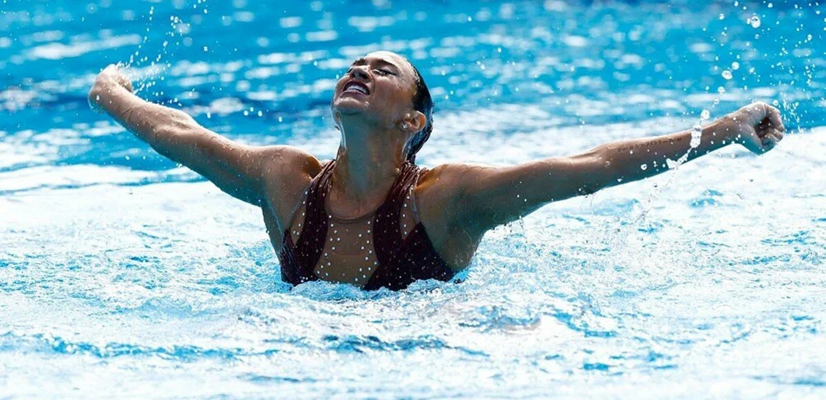 Yüzme şampiyonasında yürekler ağza geldi: Havuzda bayılan yüzücüyü antrenörü kurtardı