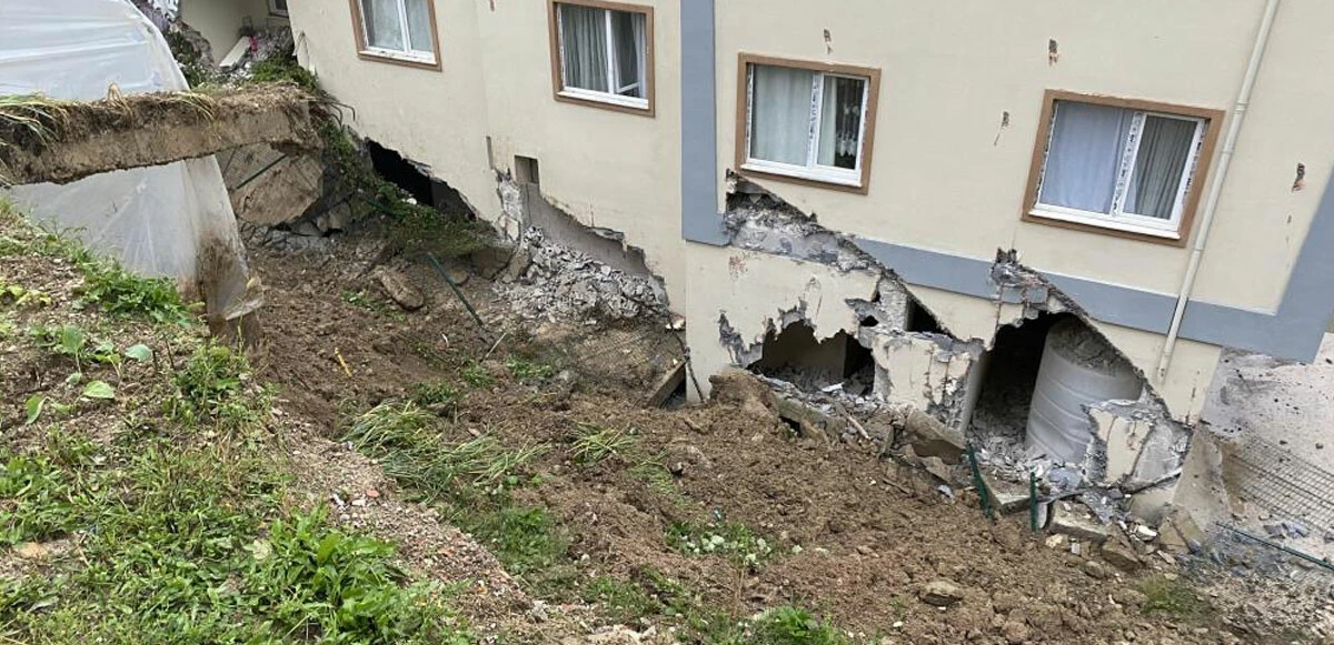 Korku dolu anlar! İstinat duvarı çöktü! 3 bina boşaltıldı