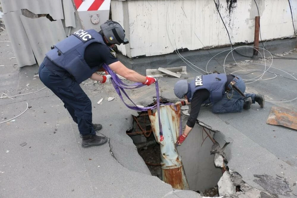 Harkov'da bir binanın çatısından patlamayan bomba böyle çıkarıldı