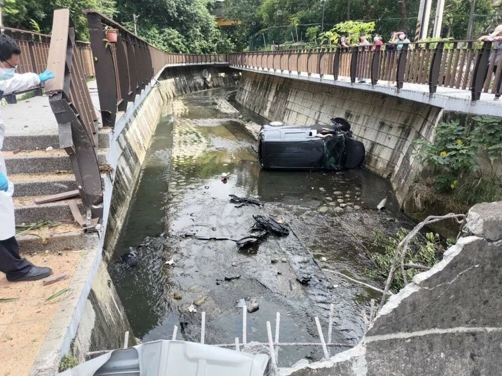 Kırmızı ışıkta panikledi fren yerine gaza basınca olanlar oldu